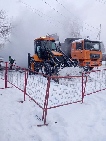 УСТЭК устраняет повреждение тепловой магистрали на улице Парковой 